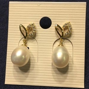 Genuine freshwater pearl earring. Cz accent